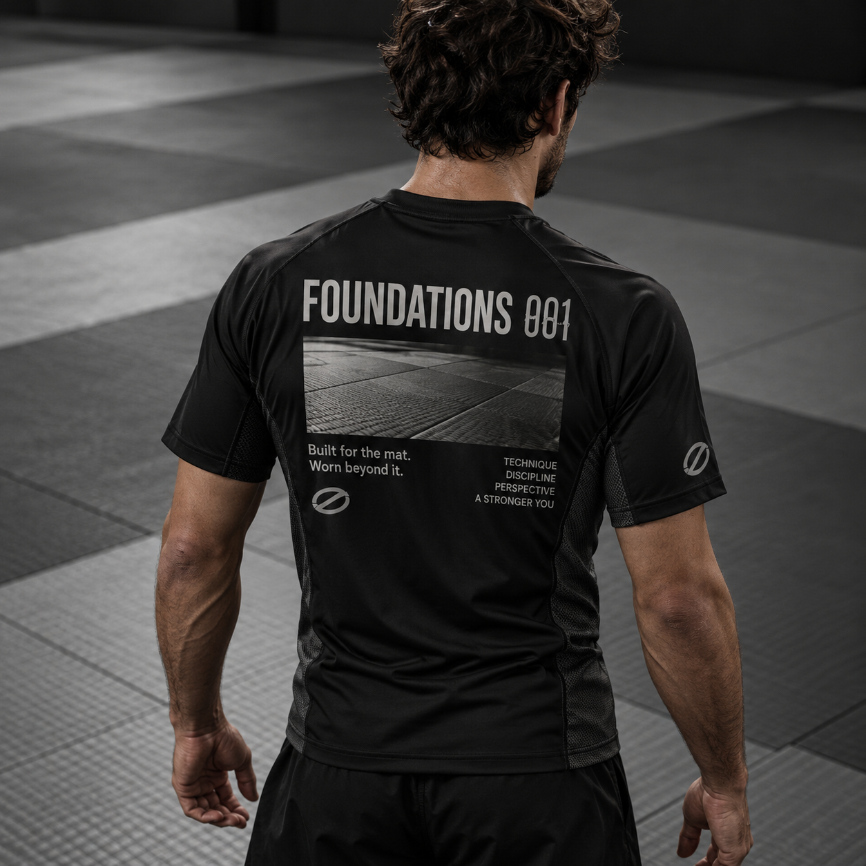 Camiseta negra OFFMAT Foundations con diseño de tatami en la espalda